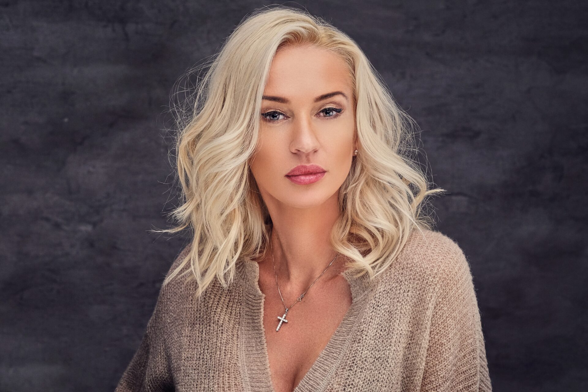 blonde haare mit blonden strähnen
